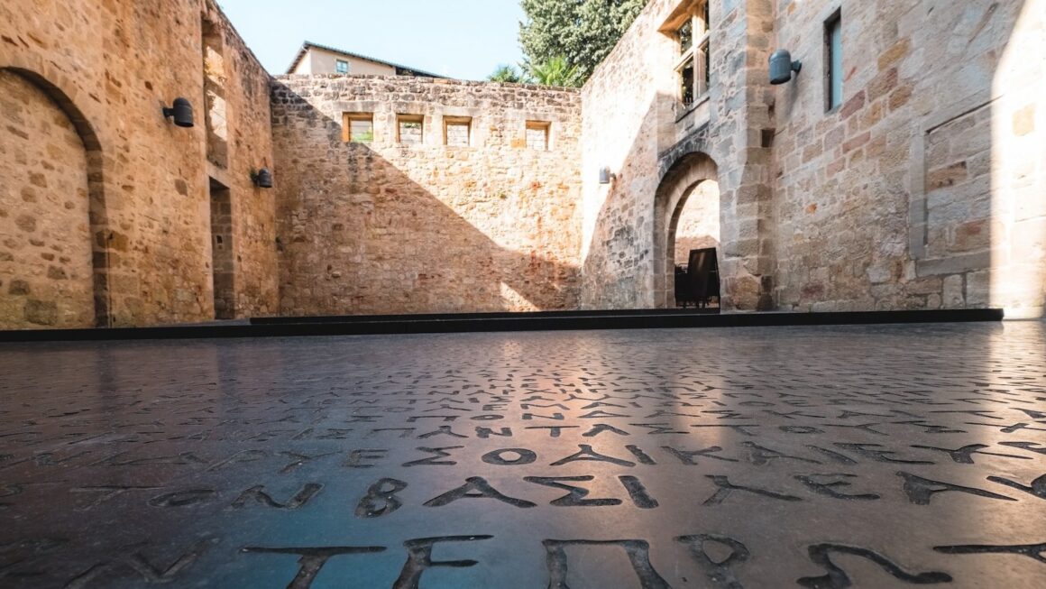 Place des Ecritures à Figeac, reproduction de la pierre de Rosette