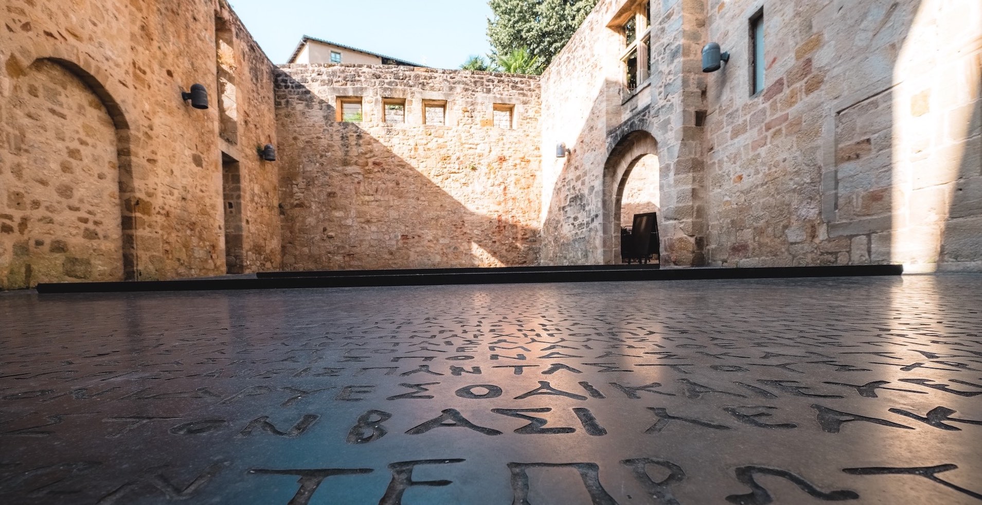 Place des Ecritures à Figeac, reproduction de la pierre de Rosette